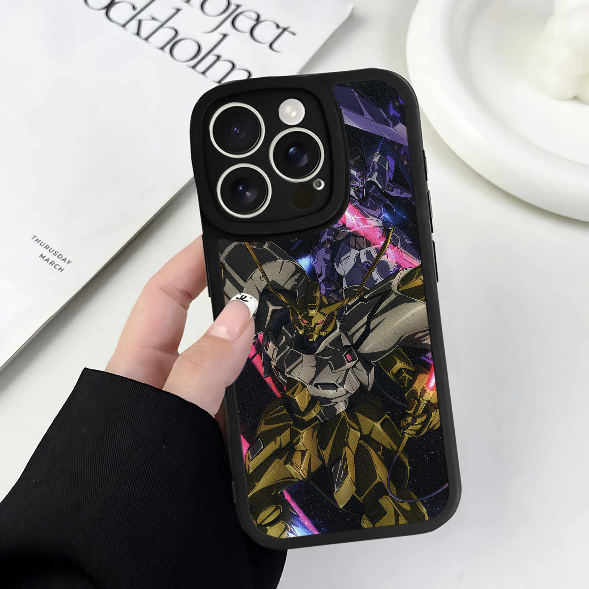 （画像用） 機動戦士ガンダム Mobile Suit Gundam 【iPhone 16シリーズ対応】シリコンスマホケース（レザー調） 材質：シリコン